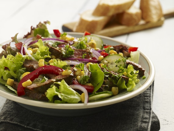Kolorowa sałatka z grillowaną wołowiną