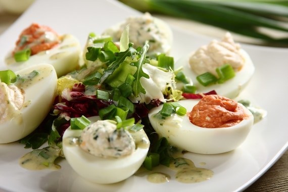 Kolorowy talerz faszerowanych jaj