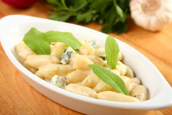 Kopytka z sosem pieczarkowym z niebieskim serem