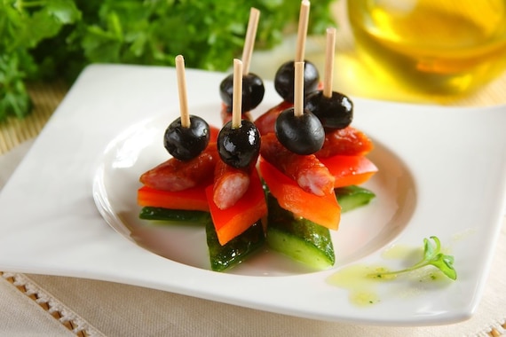 Koreczki z kabanosów i ogórków marynowanych