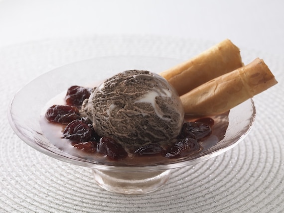 Korzenne rurki z ciasta filo i orzechów włoskich z wiśniami w syropie