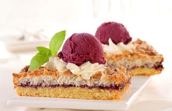 Ciasto kokosowe z sorbetem Carte d’Or Czarna Porzeczka