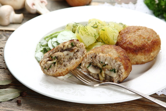 Kotlety mielone z pieczarkami i żółtym serem