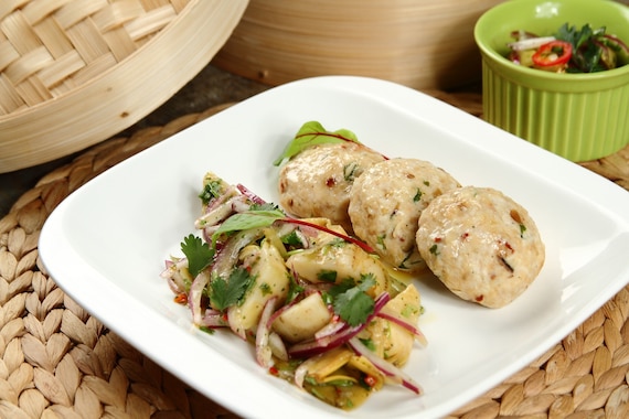 Kotlety mielone gotowane na parze z sałatką z karczochów marynowanych