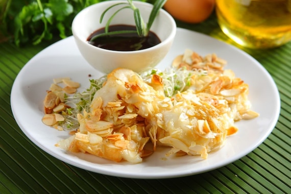 Kozi ser zapiekany w migdałach