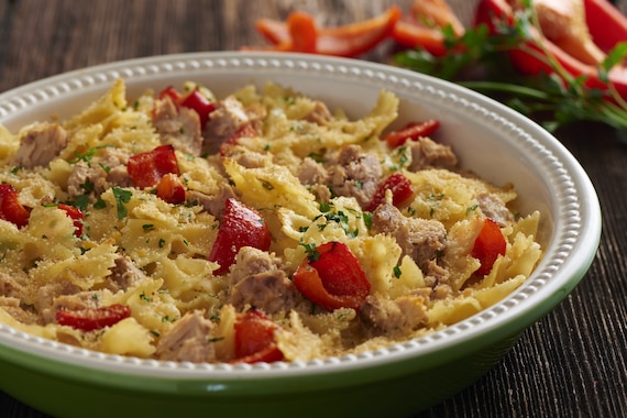 Kremowa zapiekanka makaronowa z&nbsp;tuńczykiem