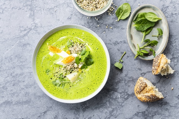 Kremowa zupa z rukwi wodnej i szpinaku z nasionami konopi