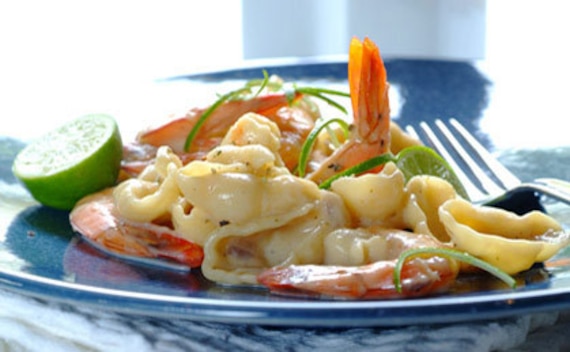 Kremowy makaron z krewetkami i limonką