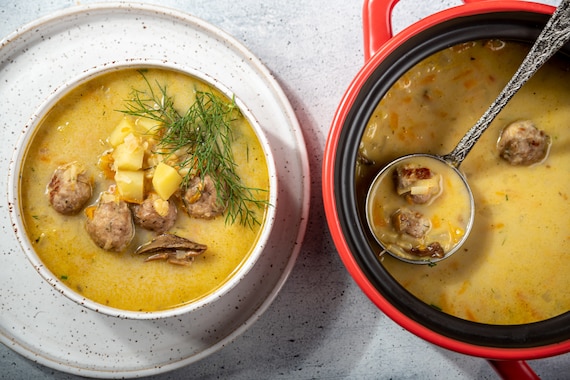 Krupnik grzybowy z pieczonymi klopsikami