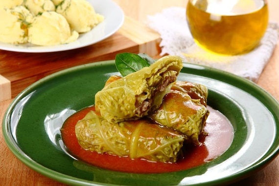 Gołąbki z młodej kapusty w sosie pomidorowym