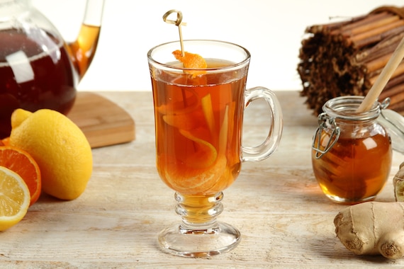 Imbirowa herbata z miodem i mandarynką