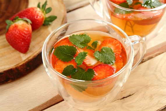 Herbaciany napój z truskawkami i melisą