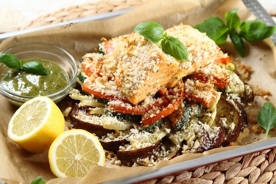 Łosoś pieczony przyprawiony sosem sałatkowym