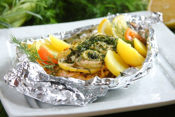 Łosoś w papilotach z porami i ziołami
