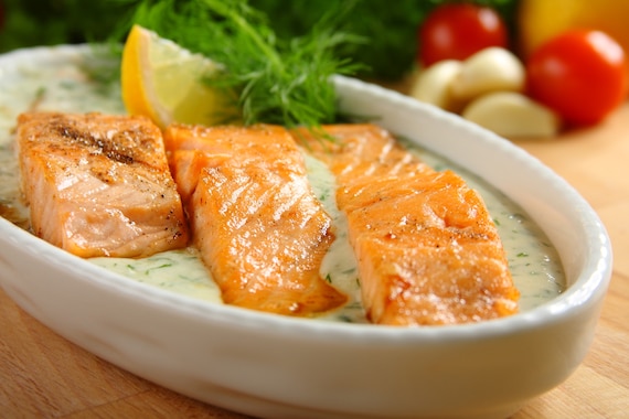 Łosoś w sosie koperkowym