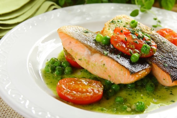 Łosoś w sosie pesto z pomidorkami
