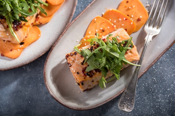 Łosoś z chili i batatami 