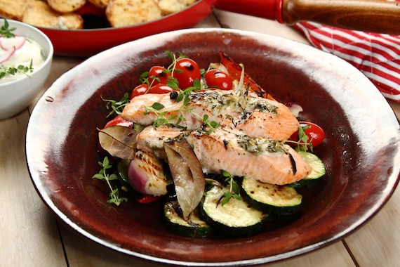 Łosoś pieczony z sosem chrzanowym na grillowanych warzywach