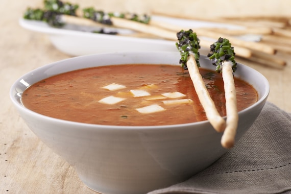 Krem z pomidorów z mozzarellą i bazylią z paluszkiem grissini