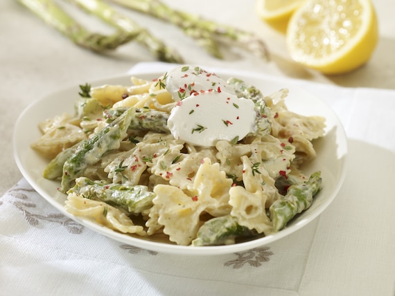 Makaron ze szparagami i kozim serem