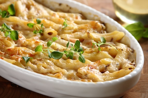 Makaron zapiekany z serem i szynką