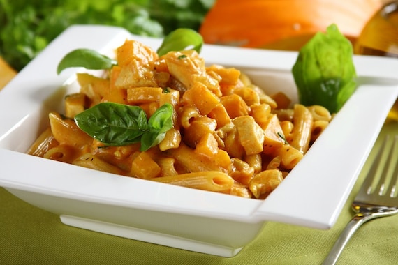 Makaron ze smażoną dynią, kurczakiem i curry