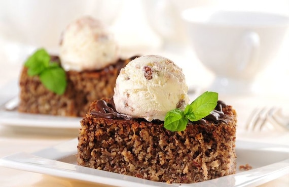 Makowa szarlotka z lodami 