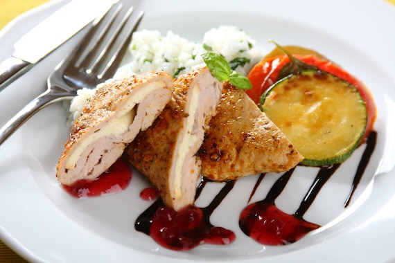 Medaliony wieprzowe z oscypkiem i żurawiną