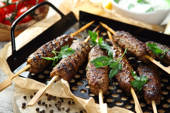 Mięsne szaszłyki na ostro z dipem serowym