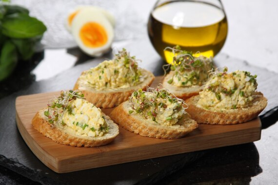 Mini kanapki z pastą jajeczną ze szczypiorem