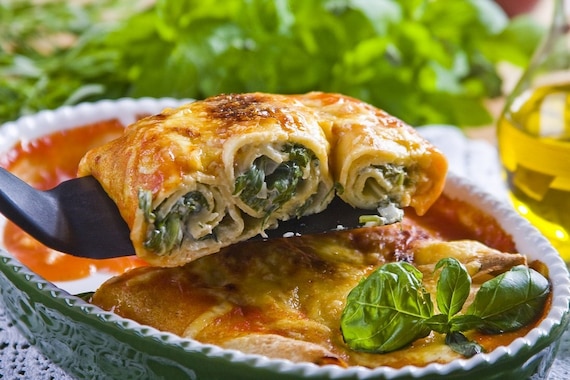 Naleśniki z trzema serami w sosie pomidorowym