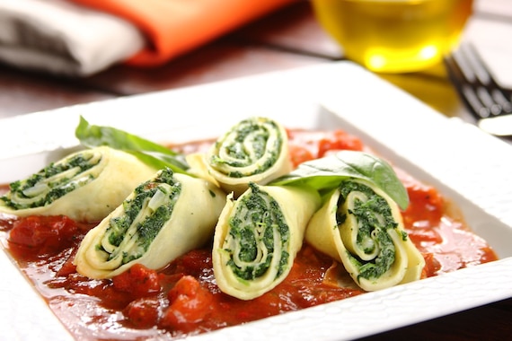 Naleśniki ze szpinakiem i serem na sosie pomidorowym 