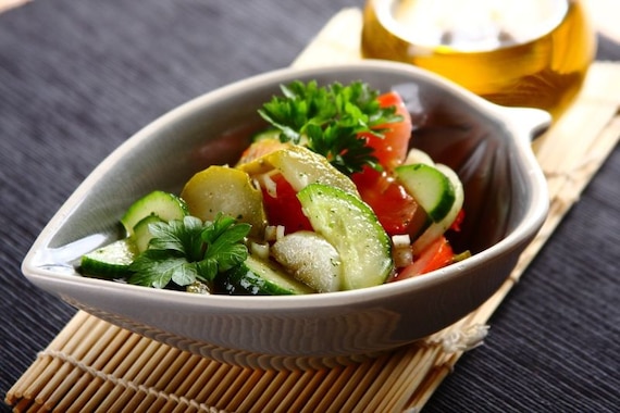 Ogrodowa sałatka z paprykowym dresingiem