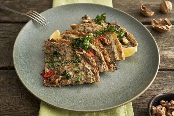 Omlet z soczewicą, orzechami i jarmużem doprawiony za’atarem