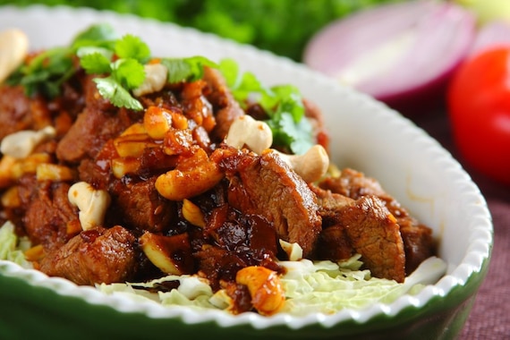 Orientalna wołowina z orzechami i sezamem