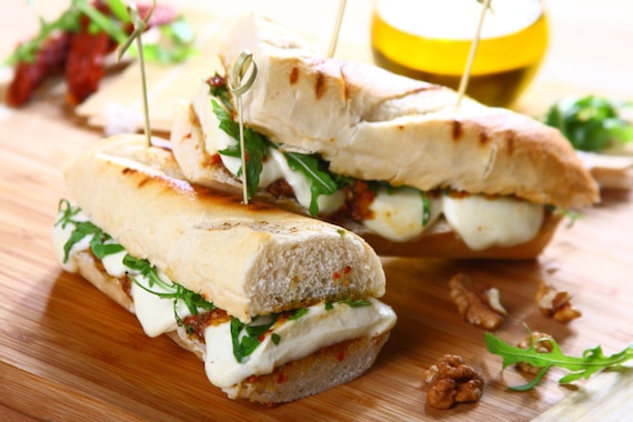 Panini z suszonymi pomidorami, mozzarellą i rukolą