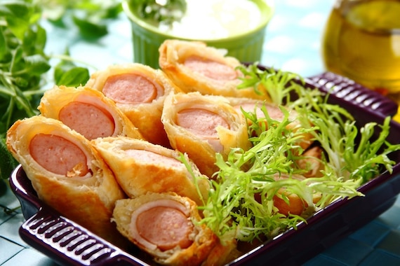 Parówki w cieście francuskim z sosem serowym