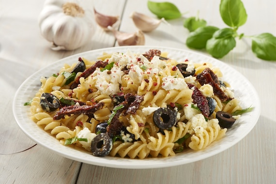 Sałatka makaronowa z pomidorów i oliwek