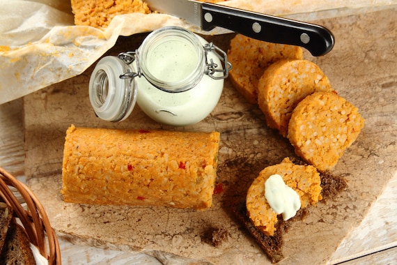 Pasztet z czerwonej soczewicy z sosem kolendrowym