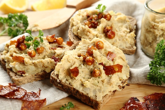 Pełnoziarniste kanapki z wegańskim smalcem z cieciorki