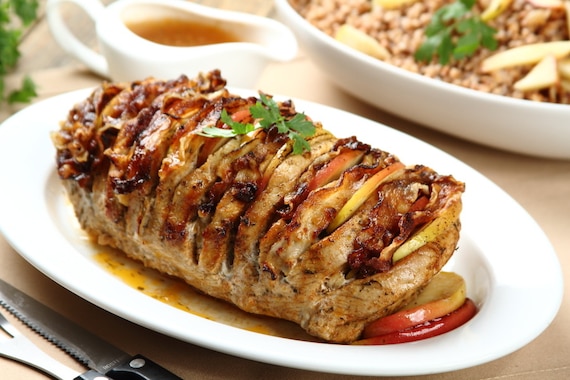 Pieczeń ze schabu w glazurze z dżemu morelowego z cebulą i jabłkiem