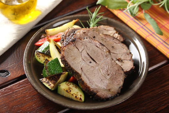 Pieczona karkówka w kruszonym pieprzu