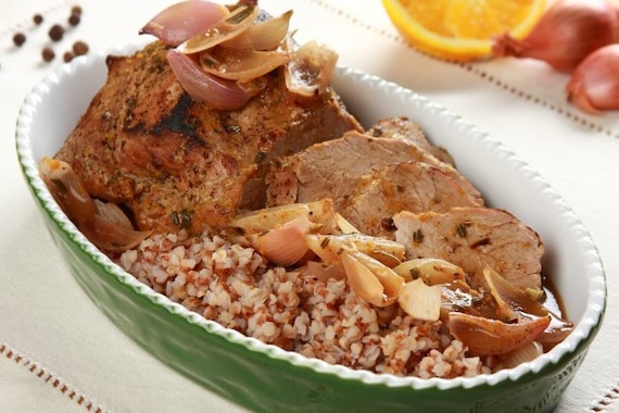 Pieczona szynka z sosem z szalotek 