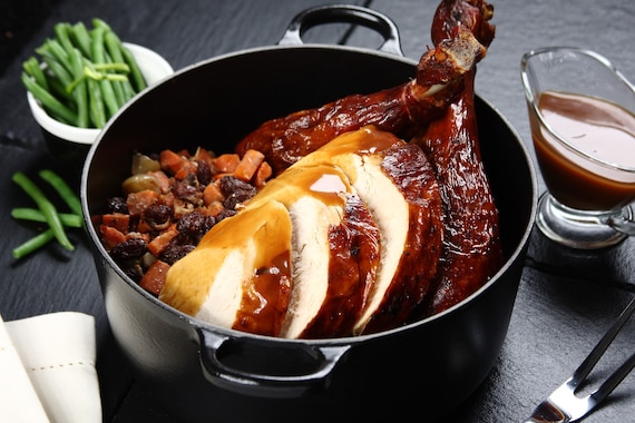 Pieczony indyk w całości z farszem ze słodkich ziemniaków