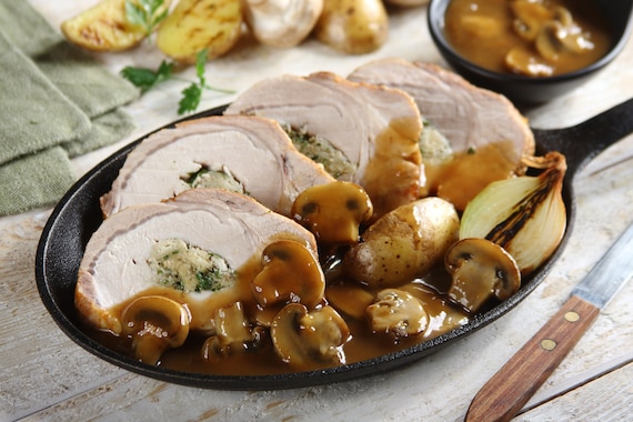 Pieczony schab z ziołowym nadzieniem i sosem pieczarkowym