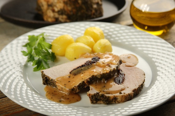 Pieczony schab ze śliwką w sosie majerankowym 