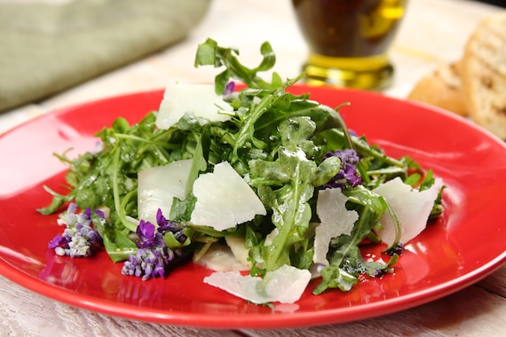 Pieczony topinambur z rukolą 