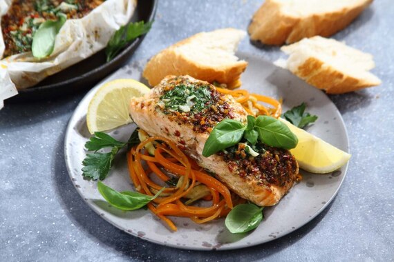 Pieczony łosoś w papilotach z warzywami i nutą wędzonki