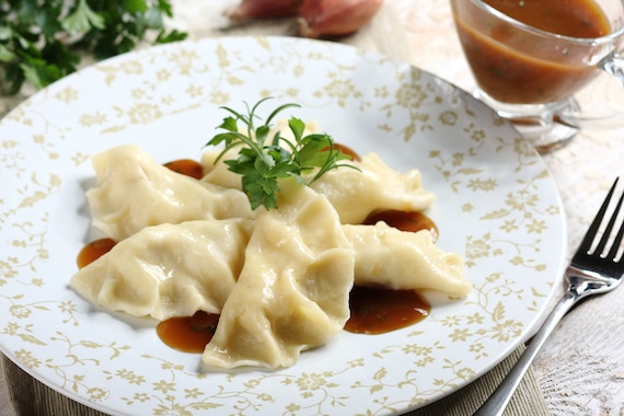 Pierogi ruskie z sosem cebulowym i ziołami
