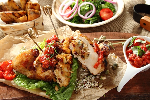 Piersi z kurczaka faszerowane pastą z suszonych pomidorów